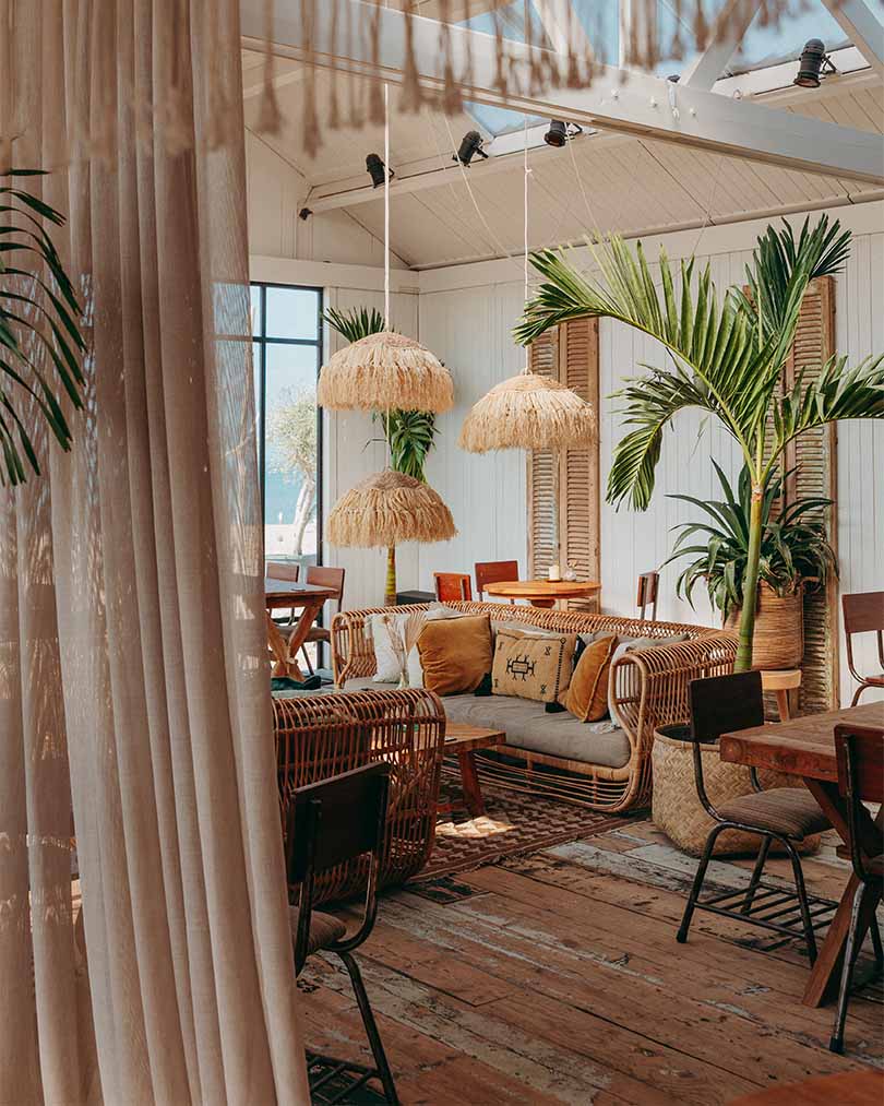 Interieurfoto van lage lounge bij Tulum Noordwijk