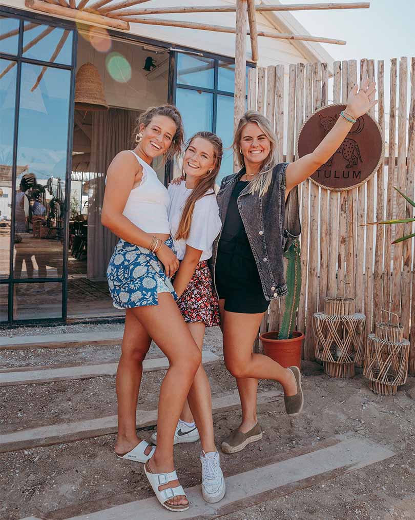 Drie meisjes uit de bediening verwelkomend bij de entree