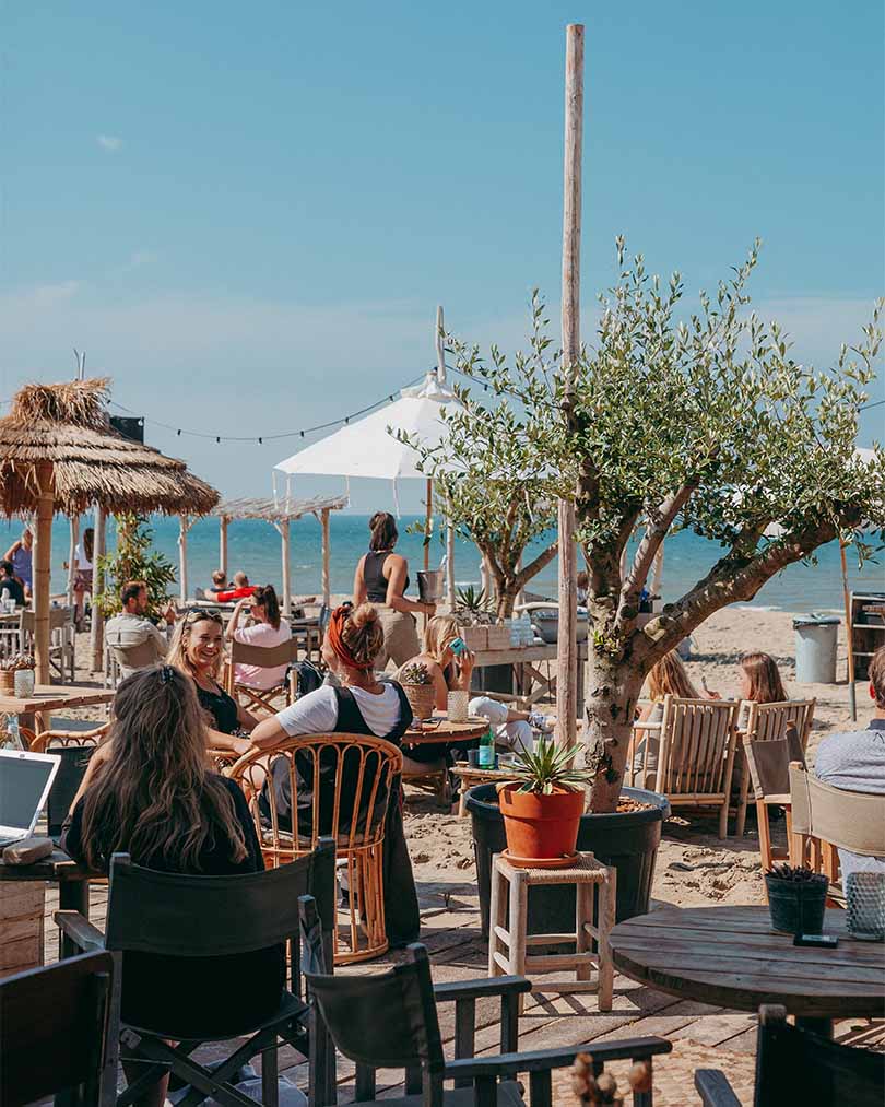 Vol terras op het zand met vrolijk personeel
