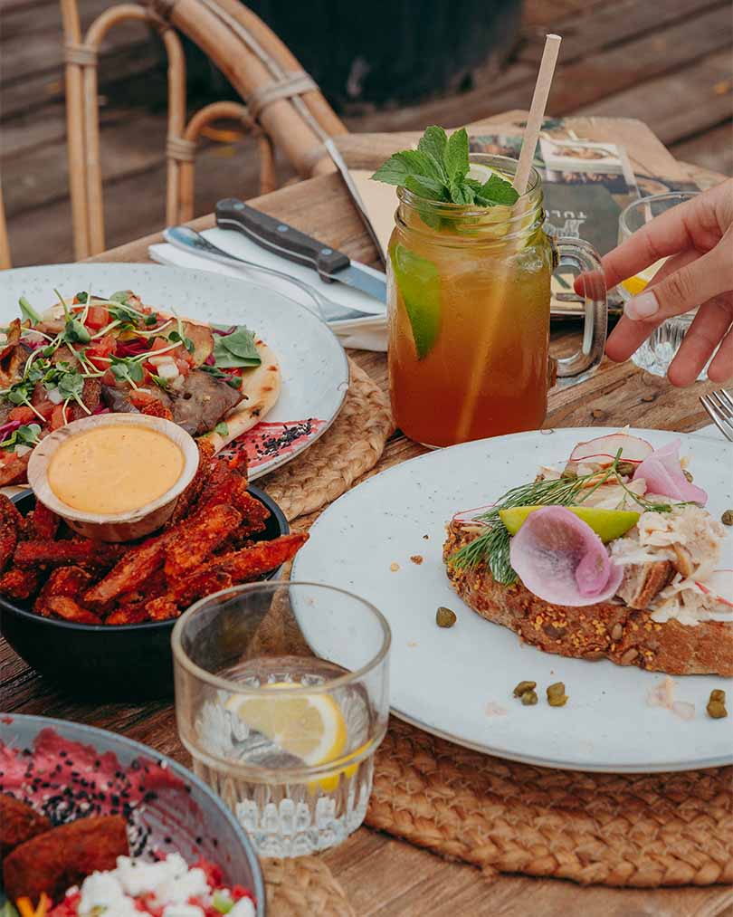 Ingedekte tafel met verschillende sandwiches en sapjes