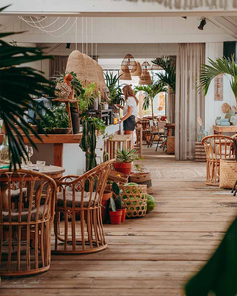 Interieurfoto van de bar met fruitdecoratie