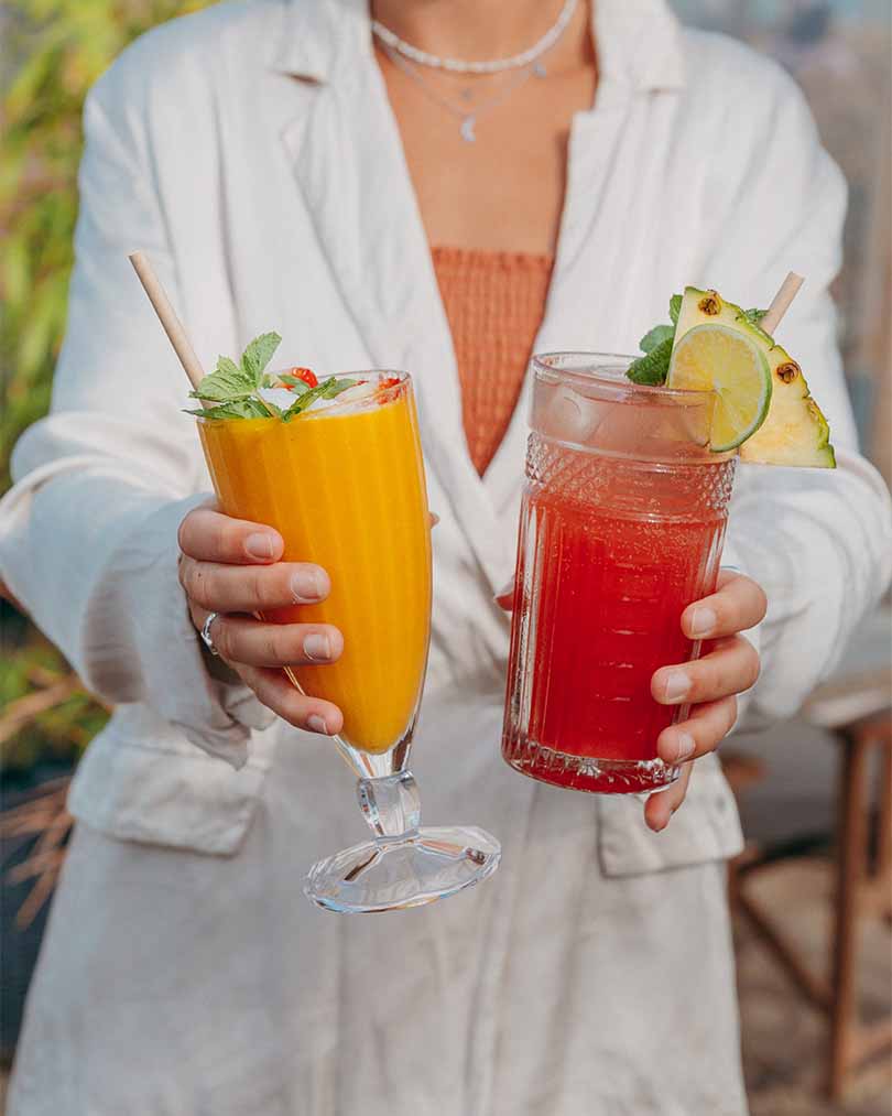 Sapje met mango en watermeloen in handen